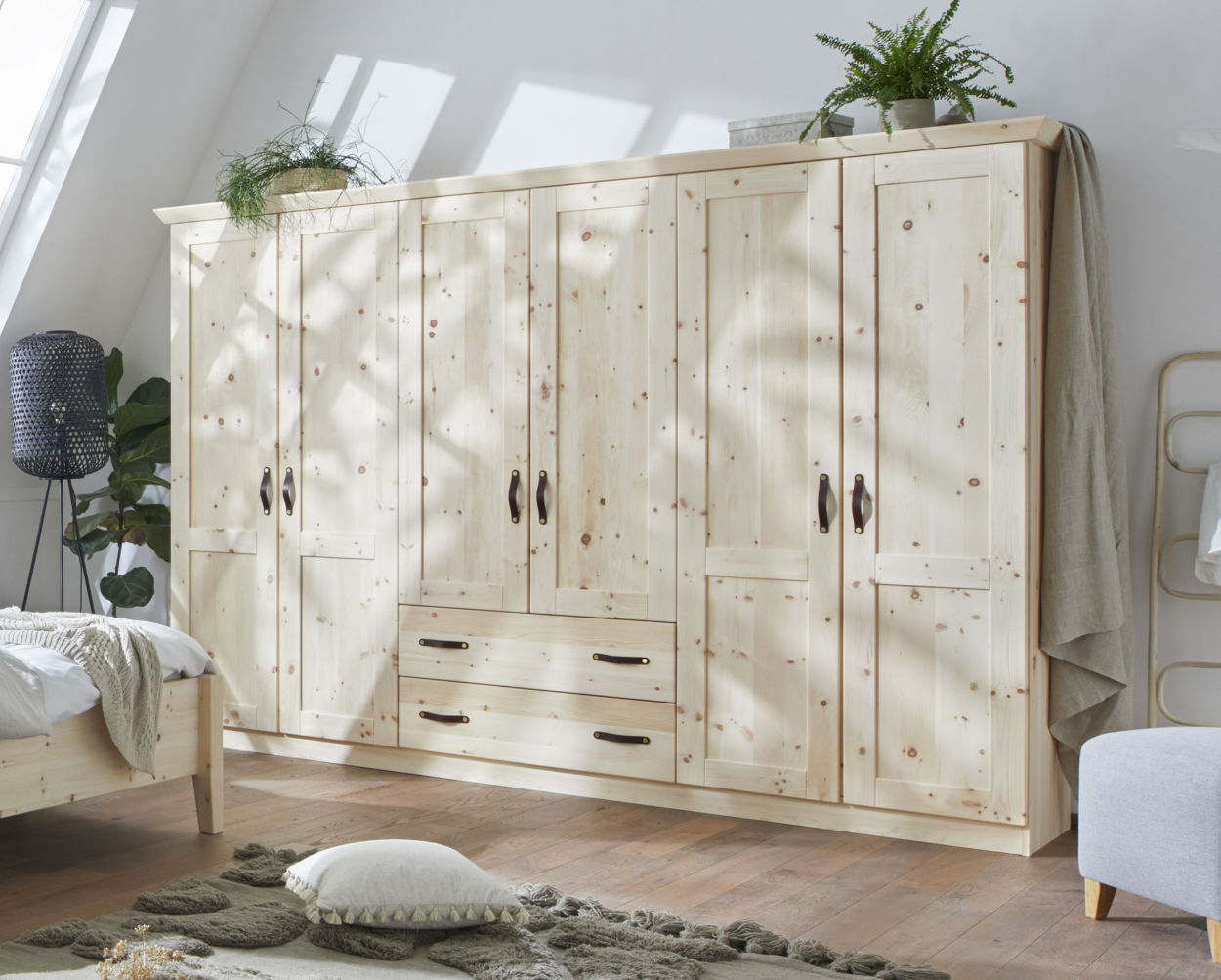 Traumhafter Schrank aus Zirbenholz - Naturnah Möbel